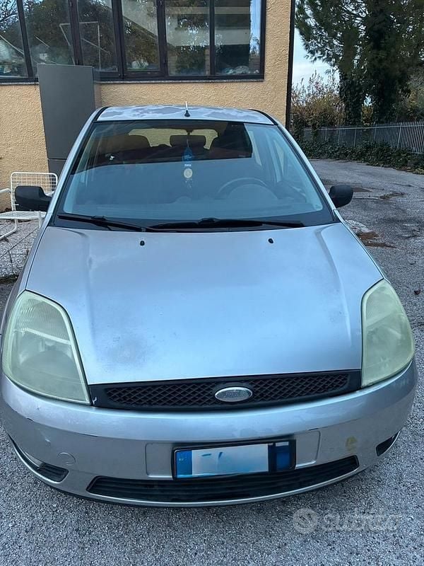 Grigio Usata 2002 Ford Fiesta Tre volumi | 1500 € (Ottimo prezzo) - Immagine 1/4