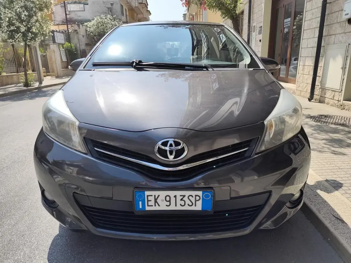 Usata Toyota Yaris 90 CV (66 kW) 2011 Grigio Utilitaria