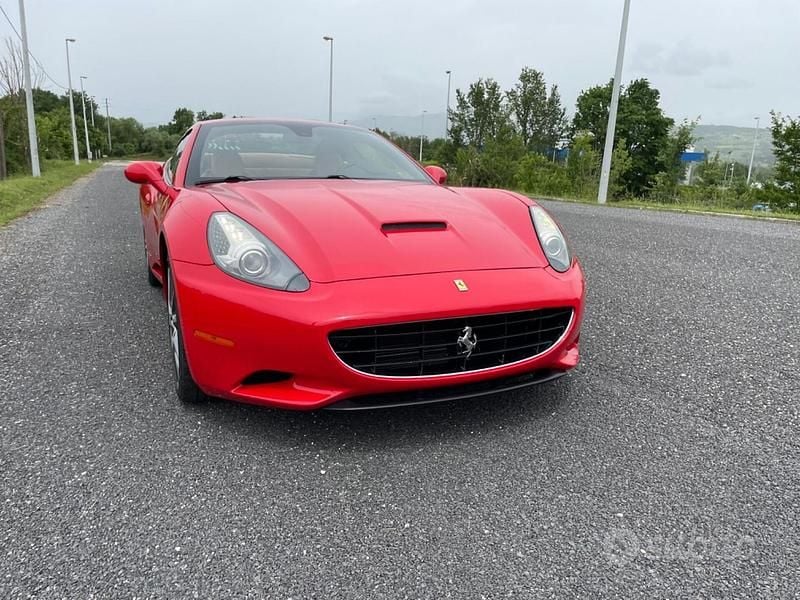 Usata Ferrari California 460 CV (338 kW) 2011 Rosso Cabrio