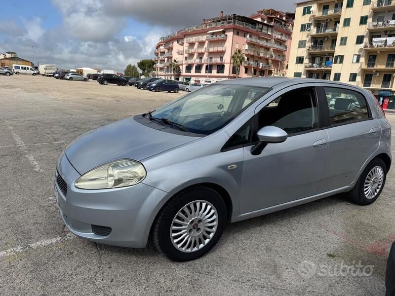 Grigio Usata 2008 Fiat Grande Punto Due volumi | 3400 € (Buon prezzo) - Immagine 1/4