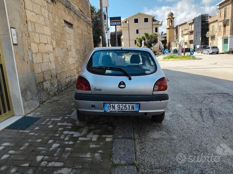 Usata Ford Fiesta 75 CV (55 kW) 2000 Grigio Utilitaria