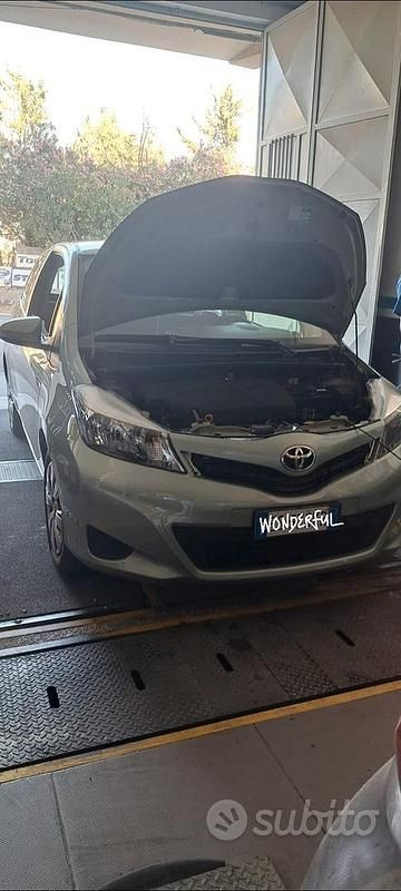 Usata Toyota Yaris 68 CV (50 kW) 2013 Grigio Berlina