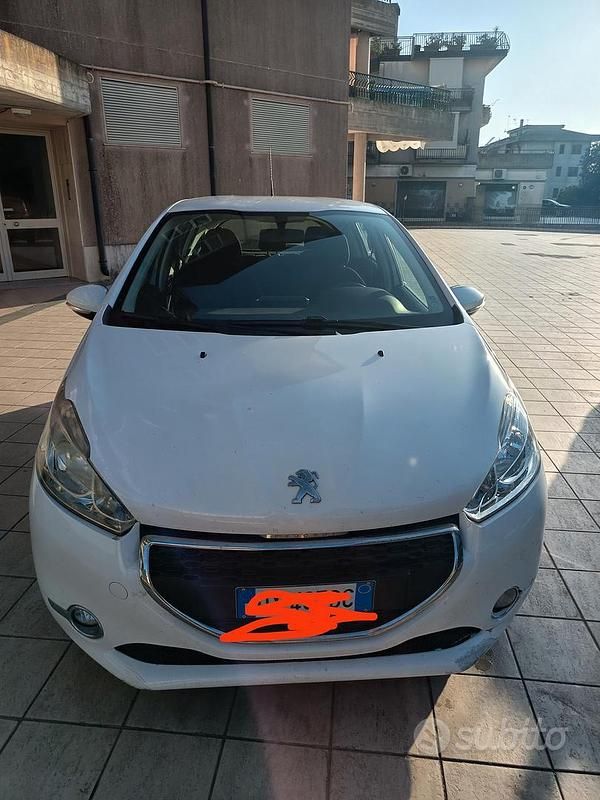 Usata Peugeot 208 68 CV (50 kW) 2015 Bianco Utilitaria
