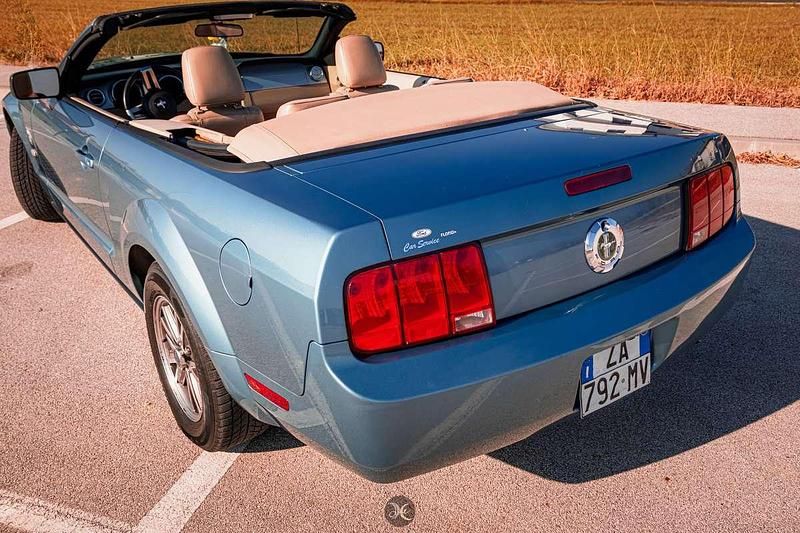 Usata Ford Mustang Convertible 213 CV (156 kW) 2005 Blu/azzurro Cabrio
