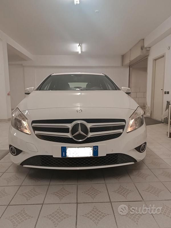 Bianco Usata 2013 Mercedes A180 Executive Tre volumi | 9600 € - Immagine 1/4