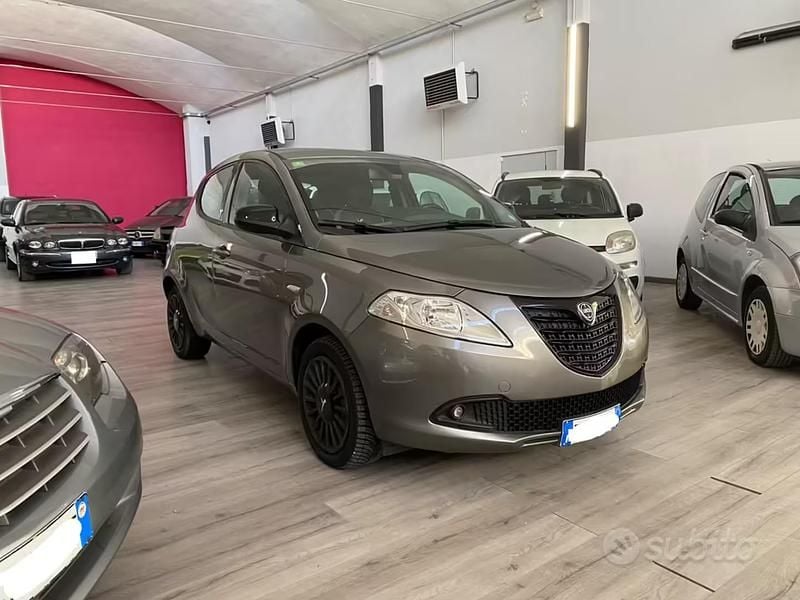 Usata Lancia Ypsilon Platinum 69 CV (50 kW) 2015 Marrone Utilitaria
