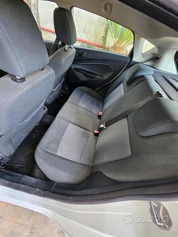Usata Ford Fiesta 73 CV (53 kW) 2012 Bianco Utilitaria