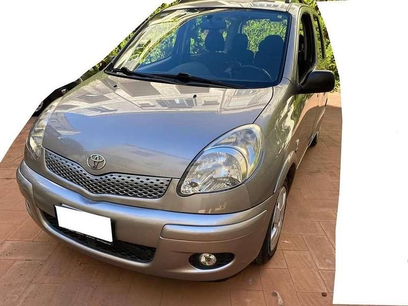 Usata Toyota Yaris Verso Sol 84 CV (61 kW) 2005 Grigio Monovolume