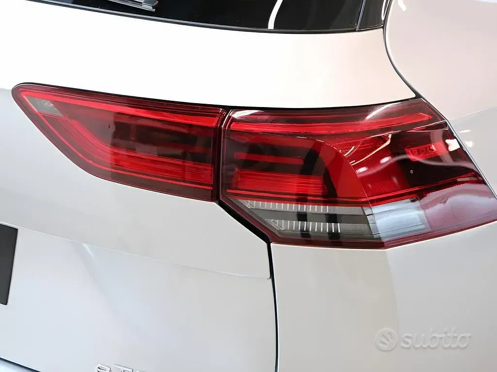 Usata VW Golf VIII Life 110 CV (80 kW) 2024 Reflex silver metallizzato Station wagon