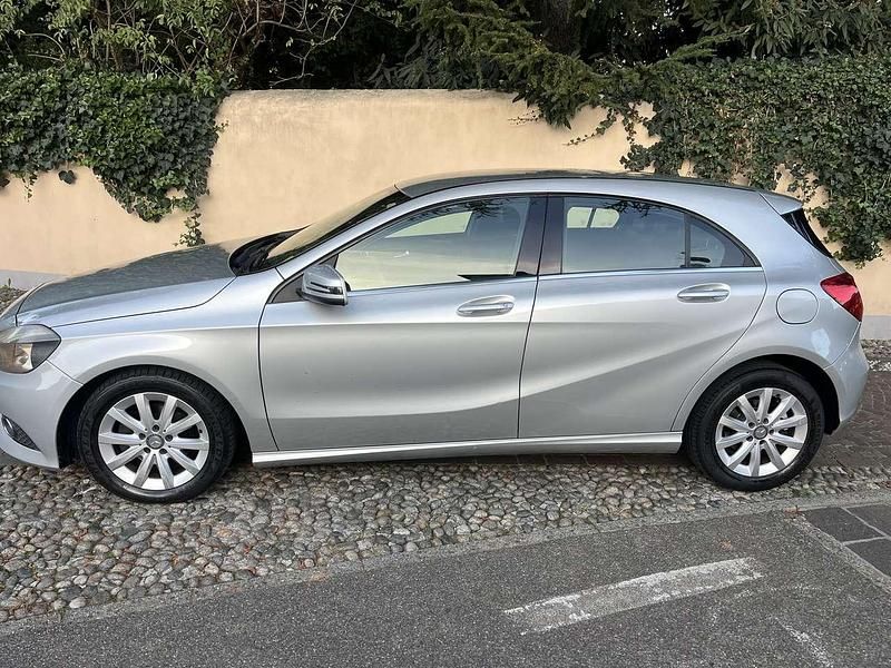 Argento Usata 2013 Mercedes A180 Premium Tre volumi | 8900 € (Buon prezzo) - Immagine 1/4