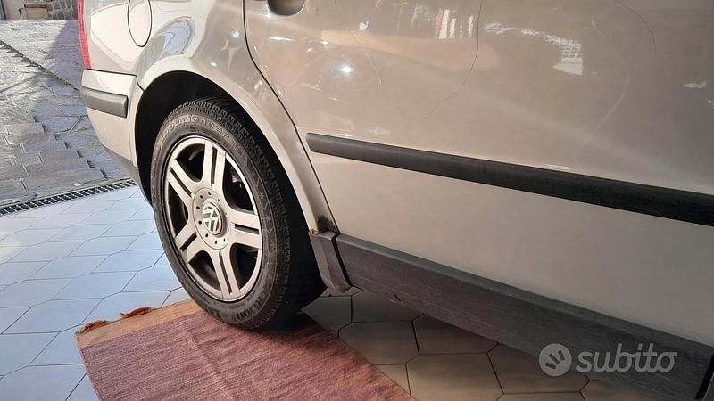 Usata VW Passat 115 CV (84 kW) 2000 Grigio Station wagon