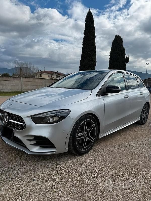 Usata Mercedes B180 Premium 116 CV (85 kW) 2022 Grigio Monovolume