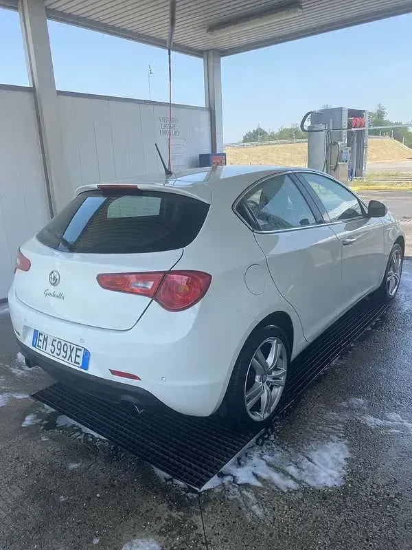 Usata Alfa Romeo Giulietta Exclusive 140 CV (102 kW) 2012 Bianco Utilitaria