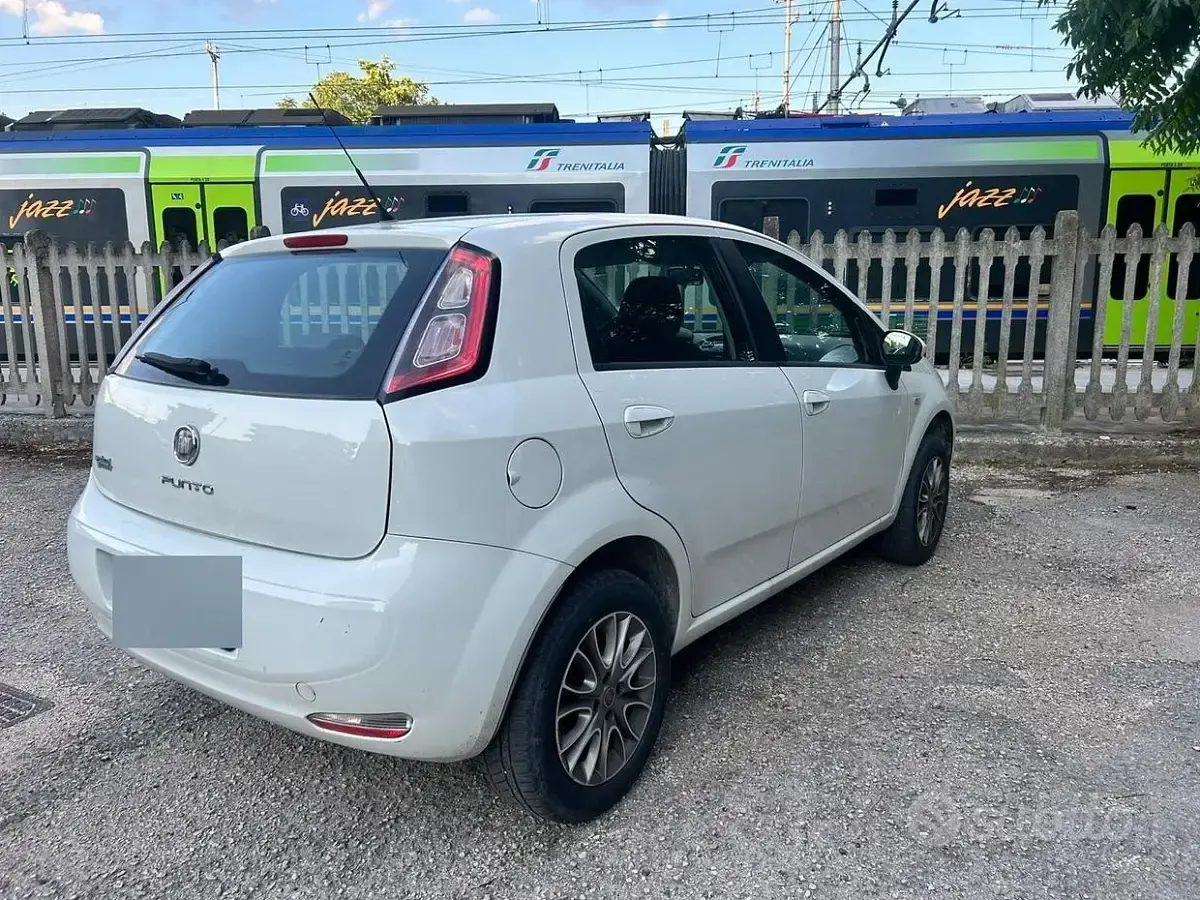 Usata Fiat Punto 77 CV (56 kW) 2012 Bianco Utilitaria