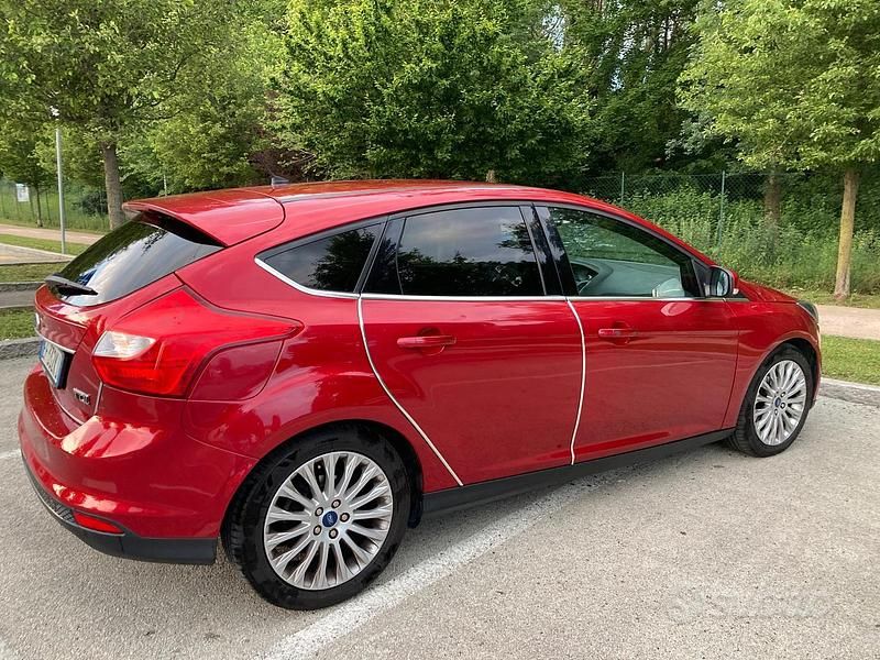 Usata Ford Focus Titanium 105 CV (77 kW) 2011 Rosso Utilitaria
