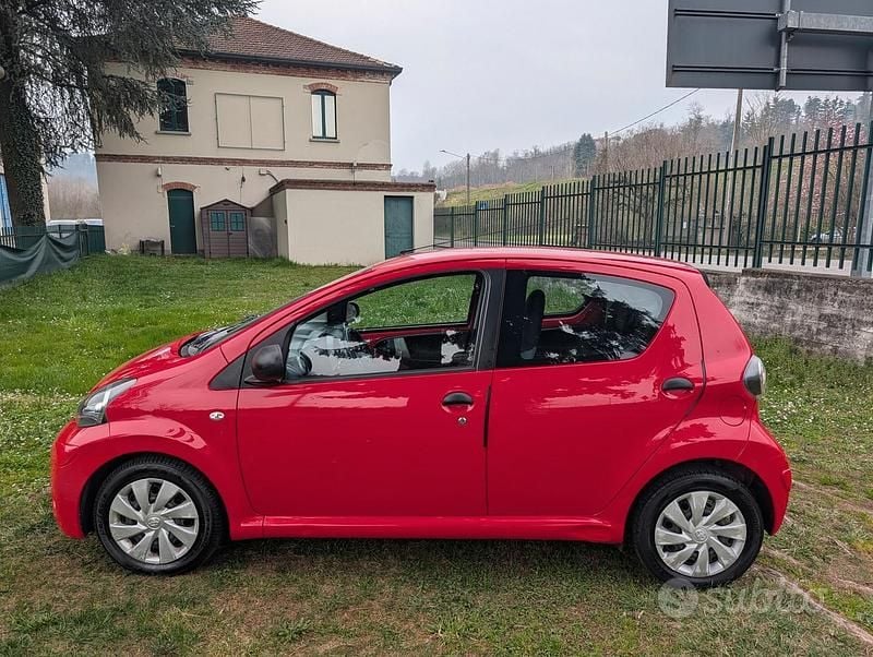 Usata Toyota Aygo Lounge 68 CV (50 kW) 2012 Rosso Utilitaria