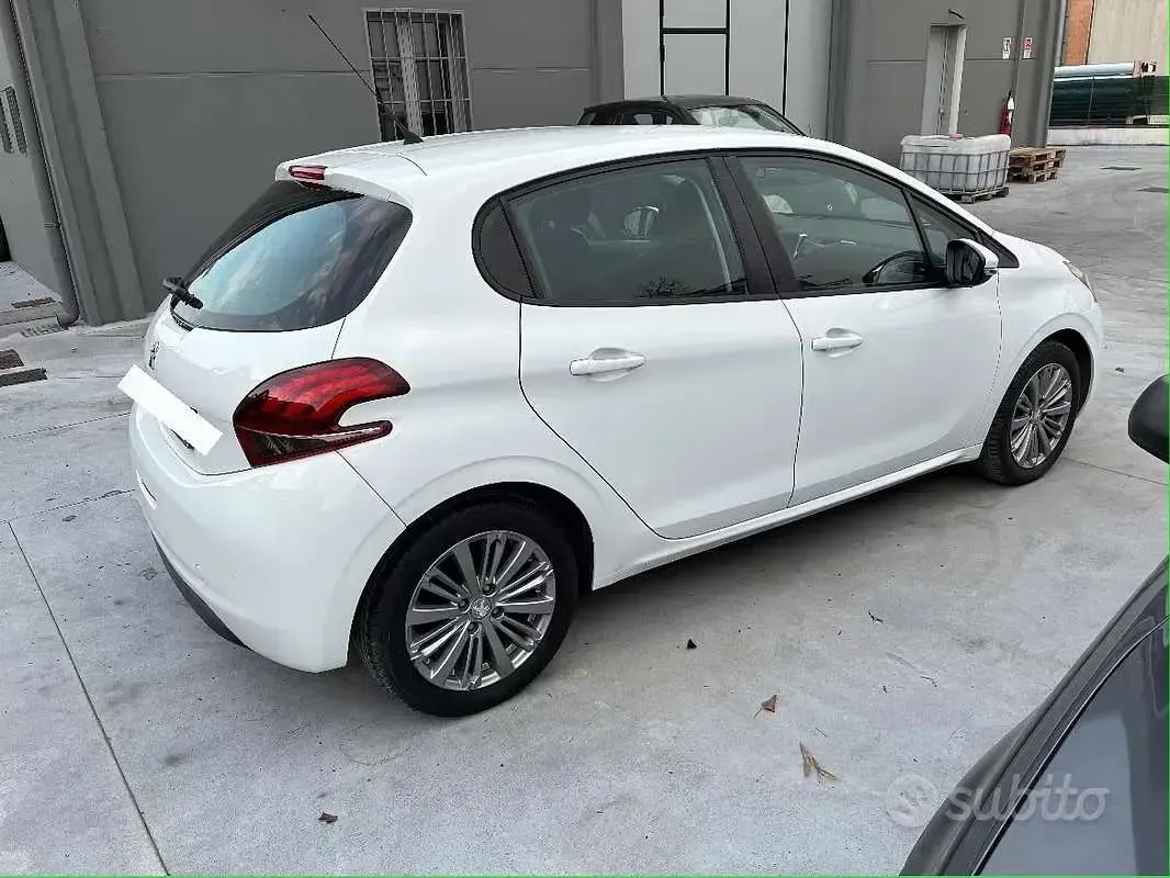 Usata Peugeot 208 Active 68 CV (50 kW) 2015 Utilitaria