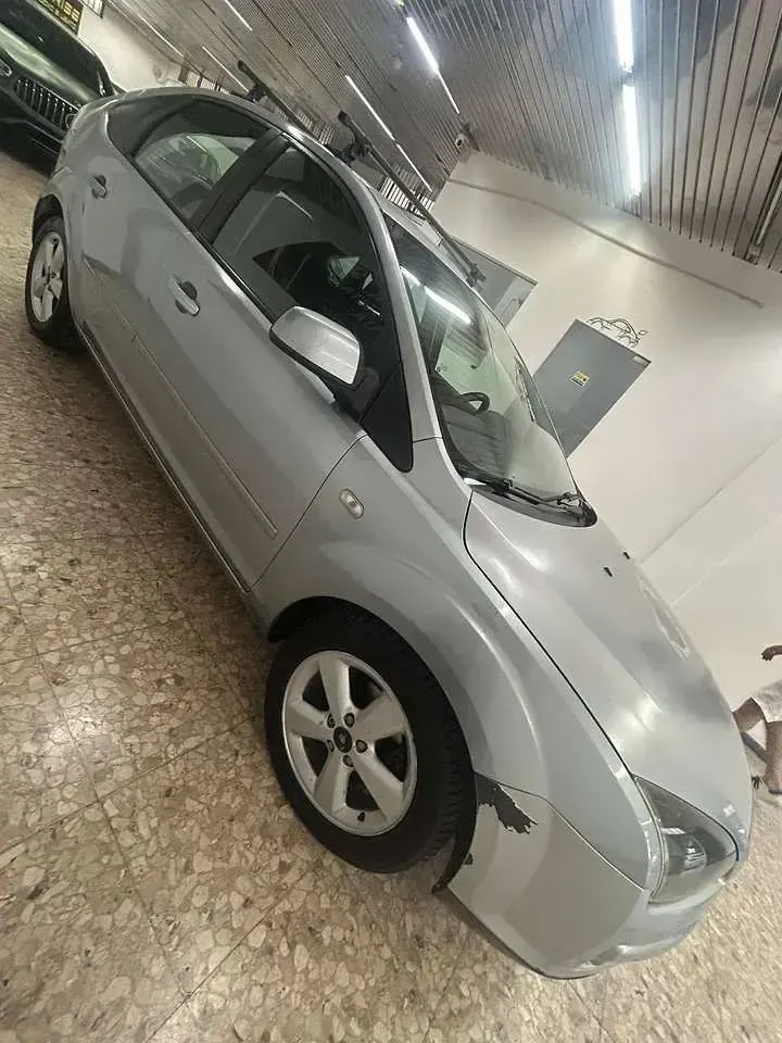 Usata Ford Focus 110 CV (80 kW) 2005 Argento Berlina