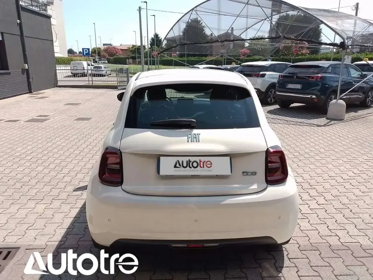 Usata Fiat 500e Action 42 kW (58 CV) 2022 Bianco Utilitaria