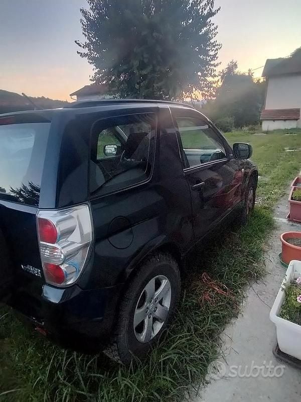 Käytetty Suzuki Vitara 106 HP (77 kW) 2006 Musta Katumaasturi