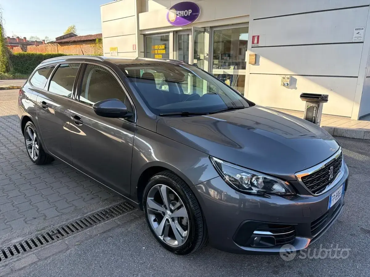 Usado Peugeot 308 GT-line 131 CV (96 kW) 2018 Gris Familiar
