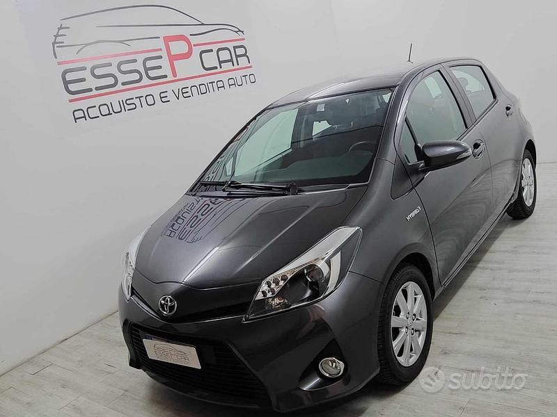 Usata Toyota Yaris Hybrid Lounge 75 CV (55 kW) 2013 Grigio Berlina