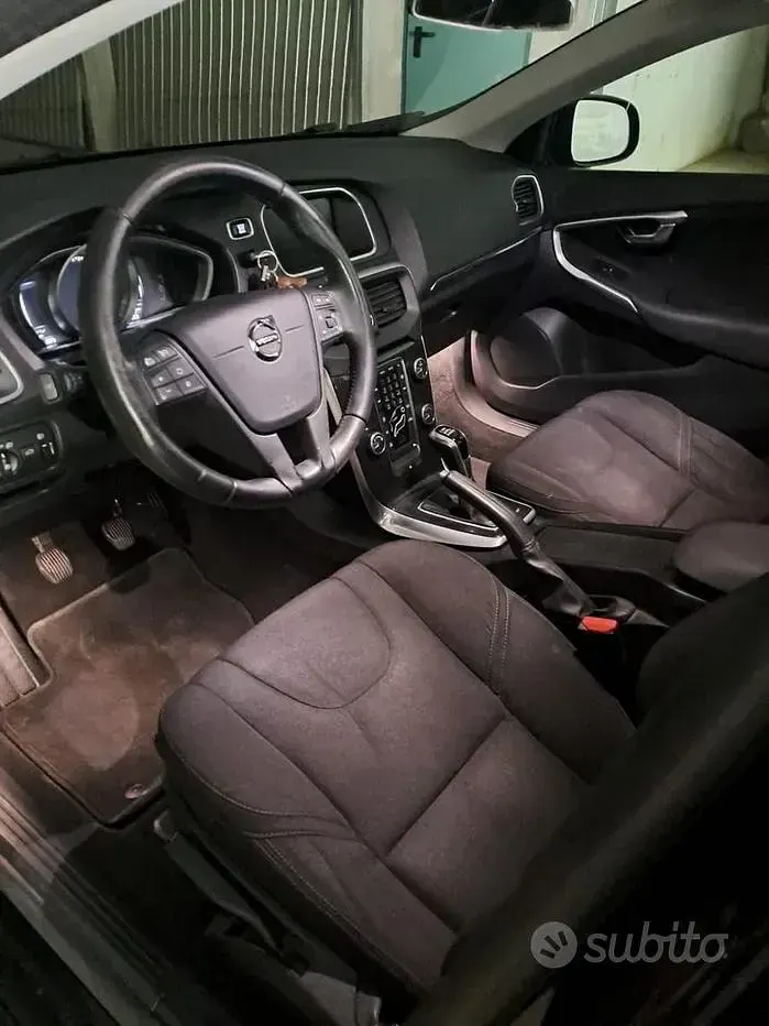 Usata Volvo V40 120 CV (88 kW) 2018 Nero Berlina