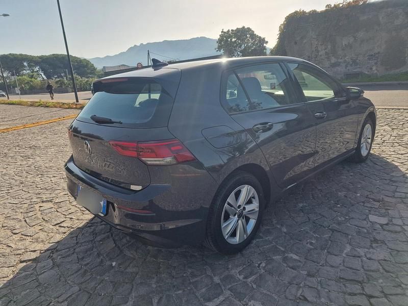 Usata VW Golf VIII Life 110 CV (80 kW) 2021 Grigio Berlina
