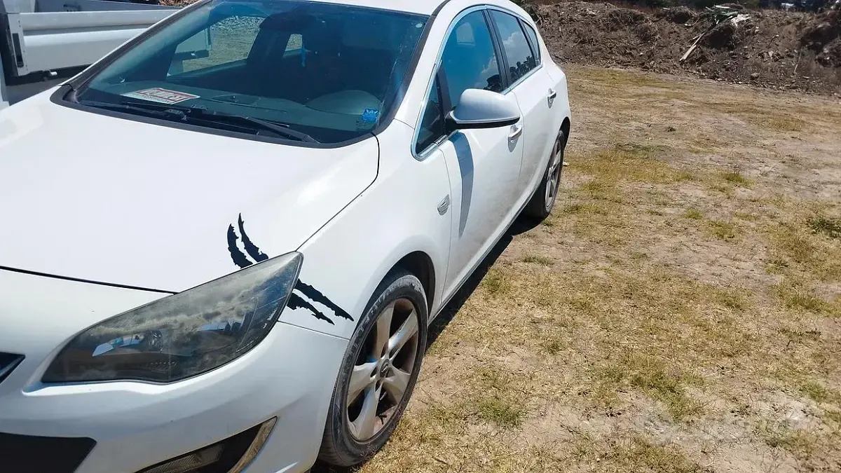 Usata Opel Astra 110 CV (80 kW) 2013 Bianco Berlina