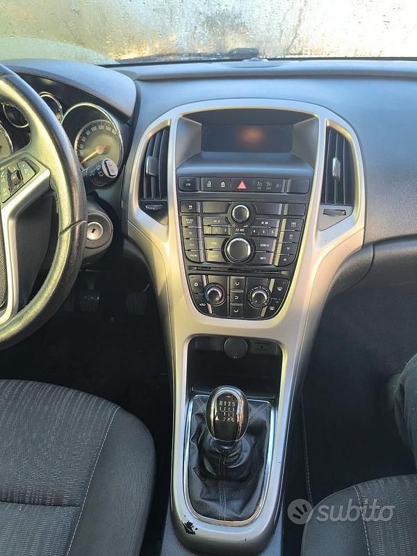 Usata Opel Astra 140 CV (102 kW) 2013 Nero Berlina
