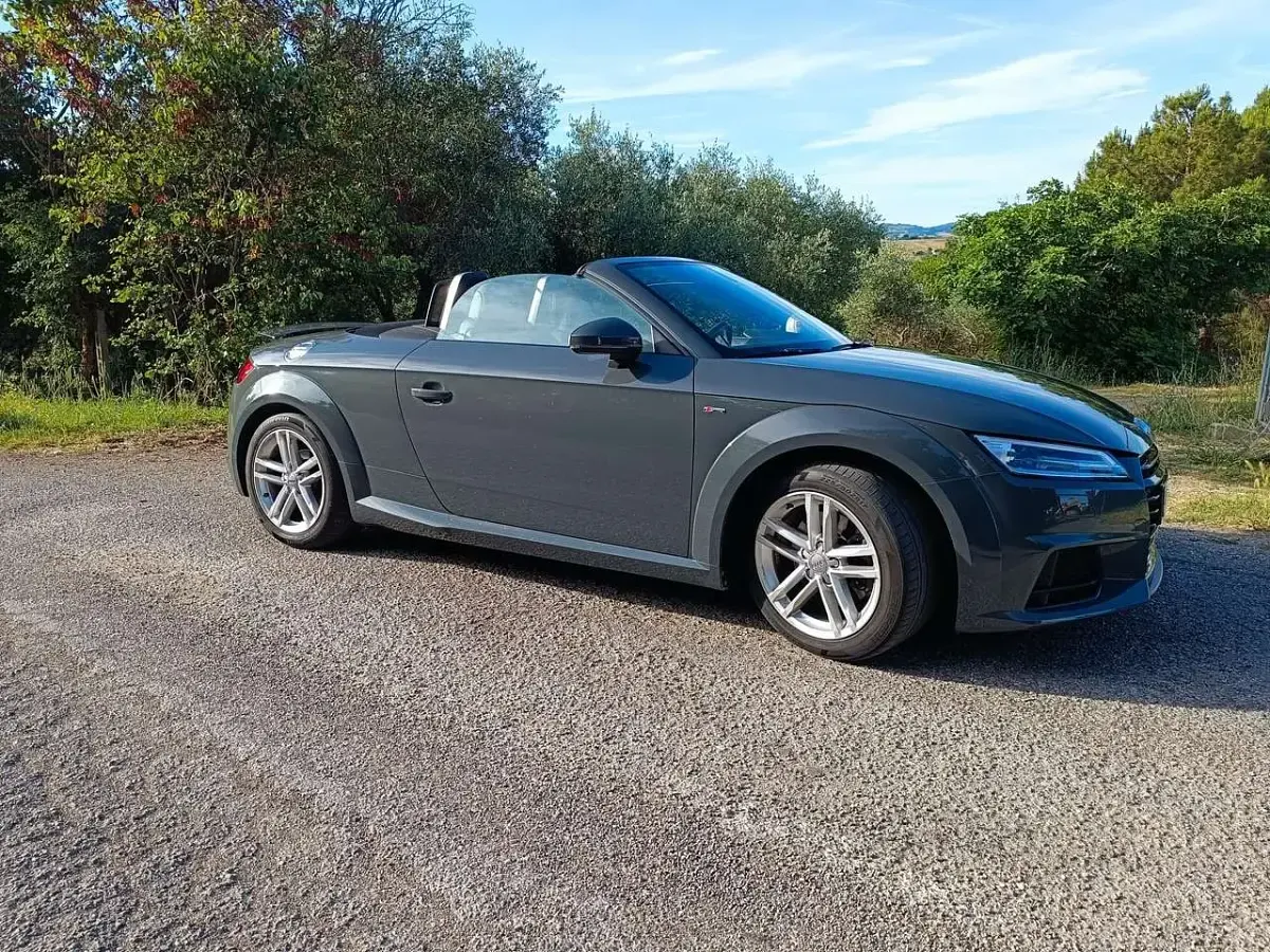 Usata Audi TT Roadster Ambiente 179 CV (131 kW) 2017 Grigio nardò Cabrio