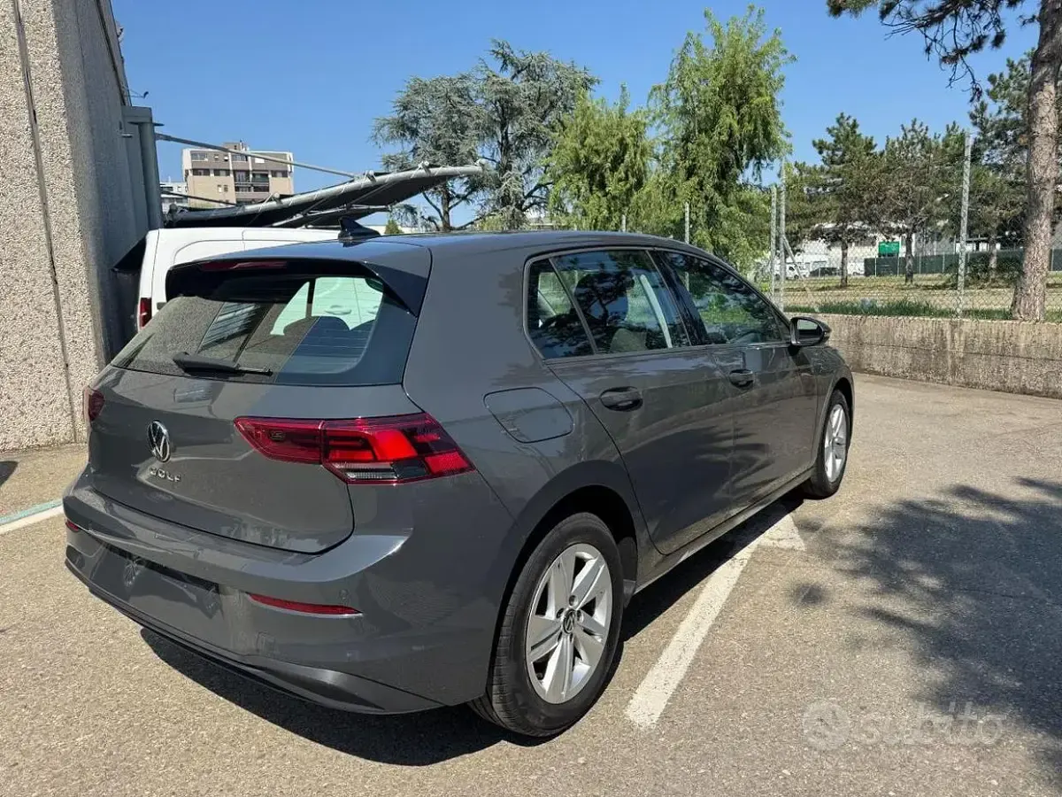 Usata VW Golf VIII Life 116 CV (85 kW) 2024 Grigio pastello Berlina