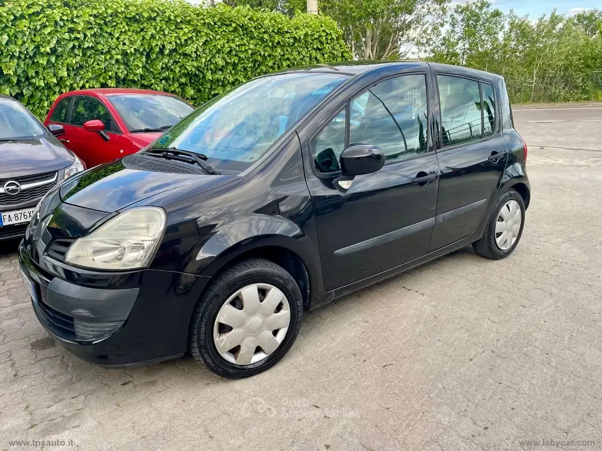 Käytetty Renault Modus Dynamique 75 HP (55 kW) 2008 Musta Tila-auto