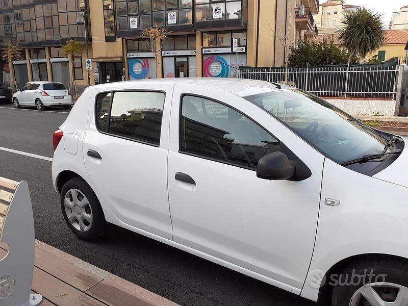 Usata Dacia Sandero 90 CV (66 kW) 2015 Bianco Utilitaria