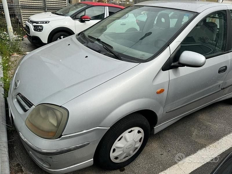 Usata Nissan Almera Tino 114 CV (83 kW) 2001 Grigio Monovolume