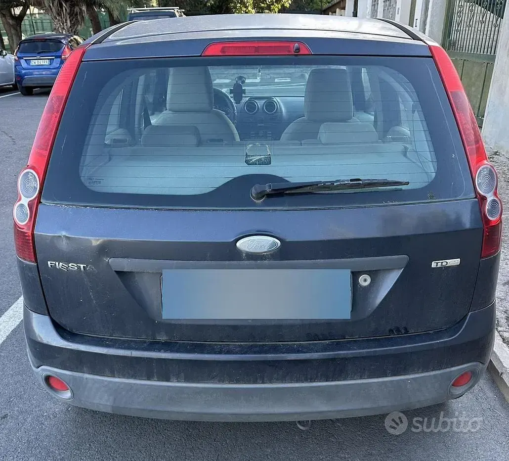 Begagnad Ford Fiesta 80 HK (58 kW) 2006 Blå Halvkombi