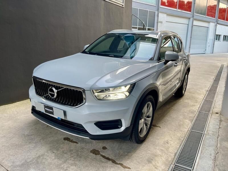Usata Volvo XC40 Business Edition 150 CV (110 kW) 2019 729 argento ghiacciaio SUV