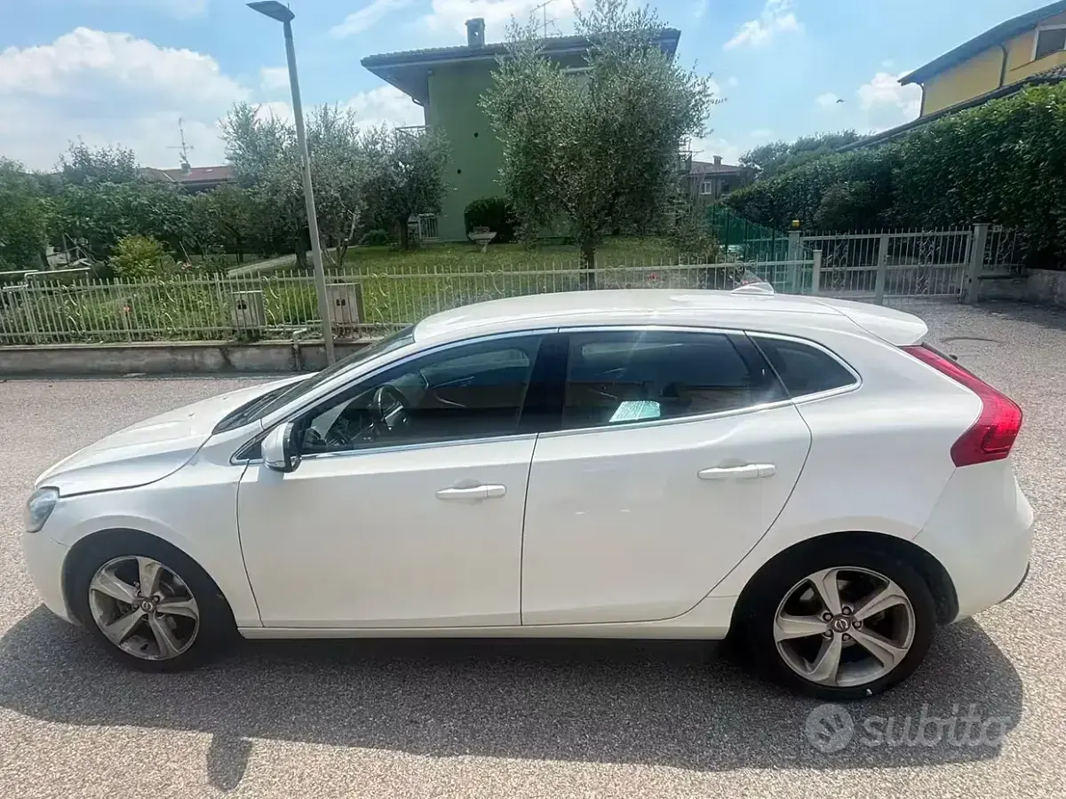 Usata Volvo V40 120 CV (88 kW) 2014 Bianco Berlina