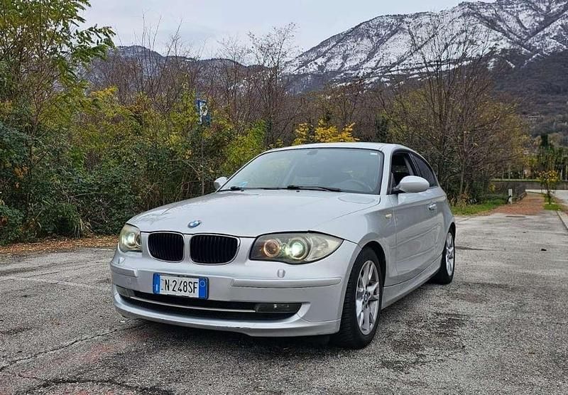 Argento Usata 2008 BMW 118 Due volumi | 4200 € (Buon prezzo) - Immagine 1/4