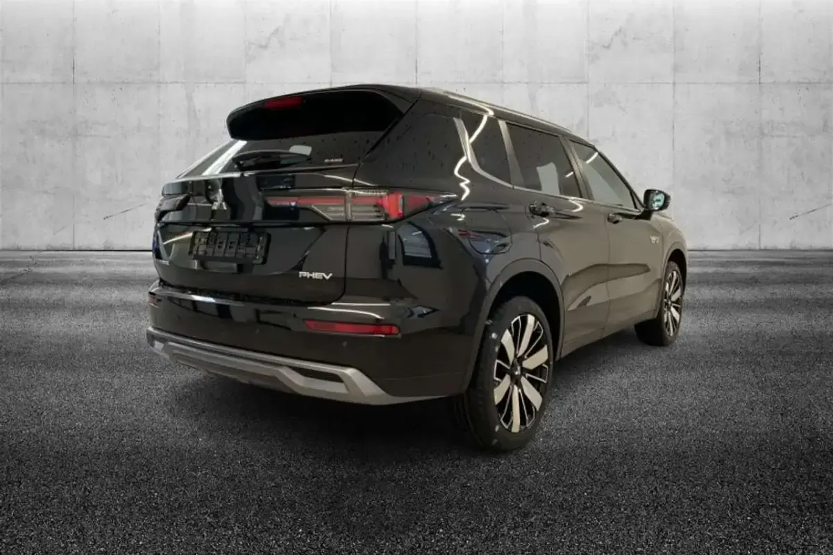 Nuova Mitsubishi Outlander P-HEV Intense 224 CV (164 kW) 2026 Nero Station wagon