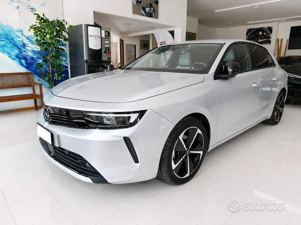 Usata Opel Astra Business 131 CV (96 kW) 2023 Argento Utilitaria