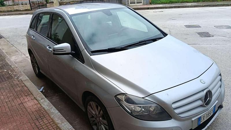 Usata Mercedes B180 Premium 109 CV (80 kW) 2014 Grigio Monovolume