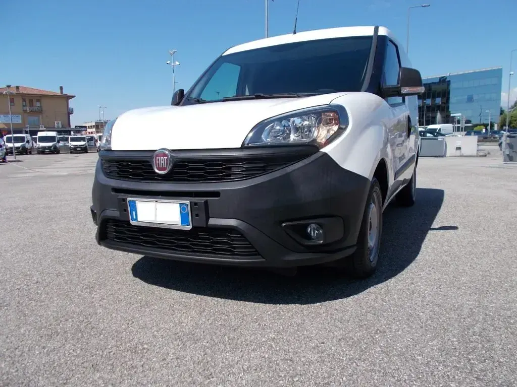 Usata Fiat Doblò Business 95 CV (69 kW) 2021 Bianco / pastello Monovolume