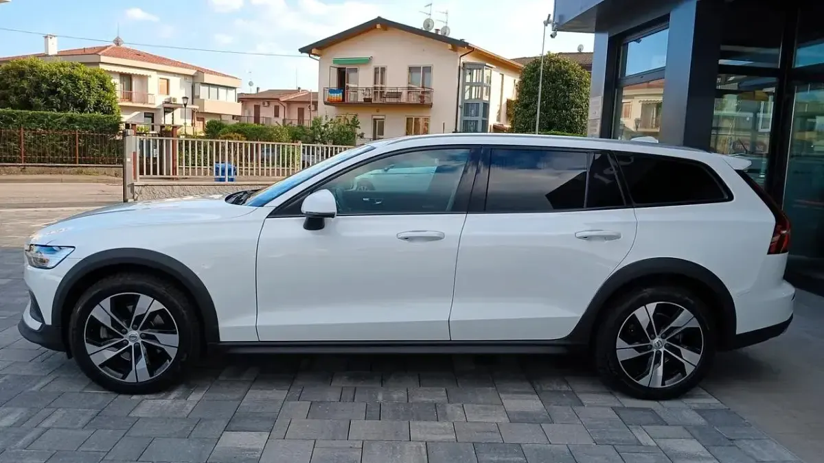 Usata Volvo V60 CC Core 197 CV (144 kW) 2022 Bianco Station wagon