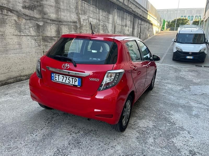 Gebraucht Toyota Yaris Lounge 69 PS (50 kW) 2014 Rot Limousine