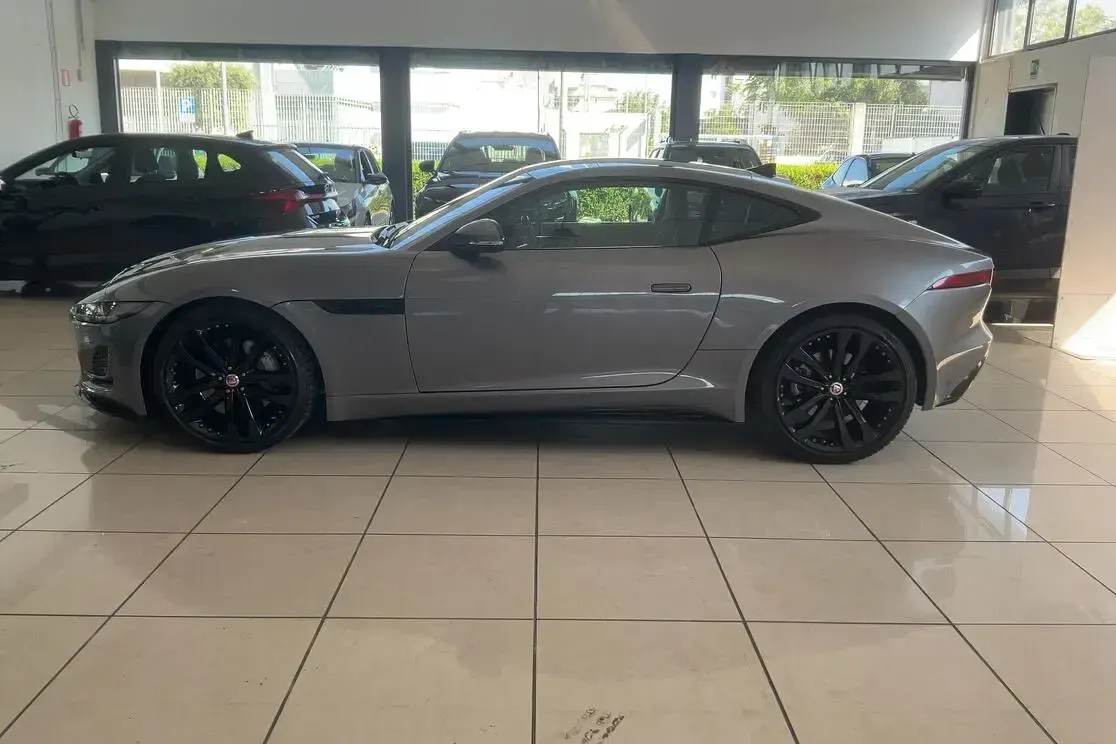 Usata Jaguar F-Type R-Dynamic 300 CV (220 kW) 2022 Grigio Utilitaria