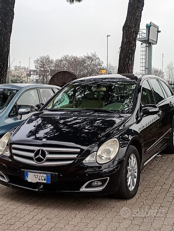 Usata Mercedes R320 224 CV (164 kW) 2007 Nero Monovolume