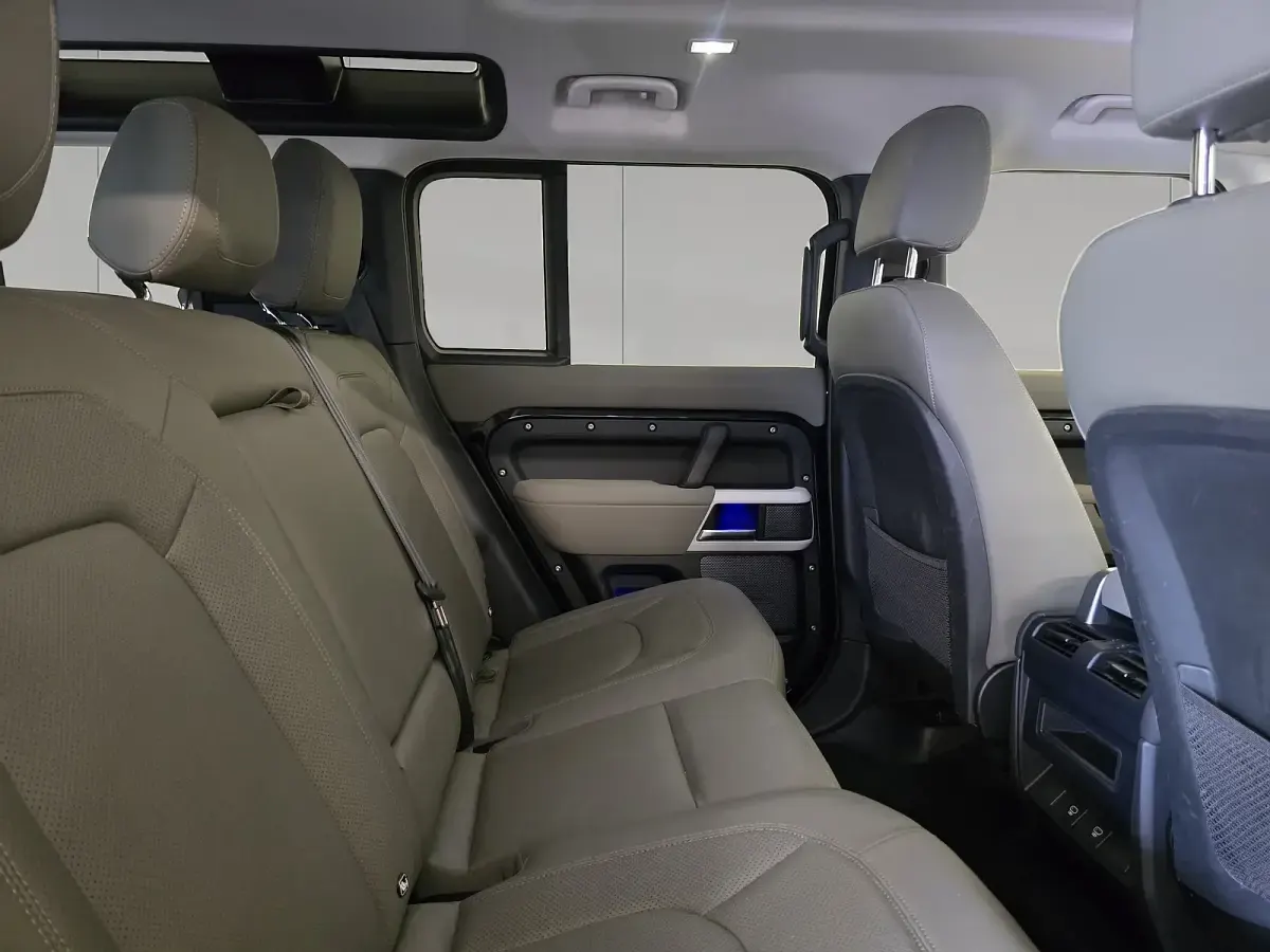 Usata Land Rover Defender SE 200 CV (147 kW) 2022 Santorini black SUV