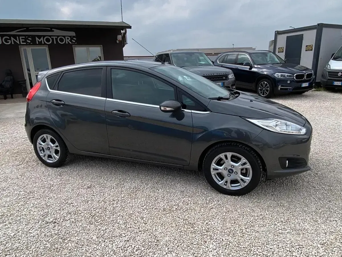 Usata Ford Fiesta Titanium 100 CV (73 kW) 2016 Grigio Utilitaria