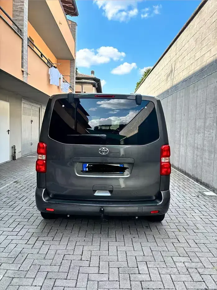 Usata Toyota Proace Verso 120 CV (88 kW) 2019 Grigio Station wagon